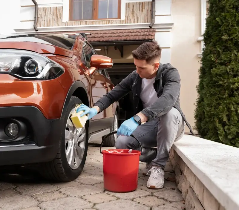 Lavage auto à domicile Saint-Martin-Belle-Roche : professionnel intervenant sur un véhicule